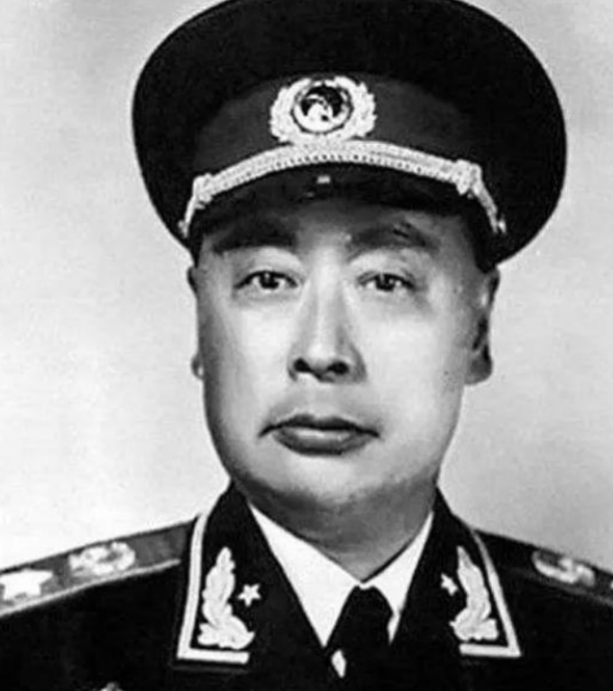 1955年全军授衔，中央两次召开会议，刘少奇坚持反对给陈毅授元帅军衔，周恩来听闻