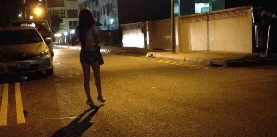 嫖娼嫌人丑想退钱，甘肃男子殴打女子致重伤，被判3年！
 
嫖娼本就违法，却还有人