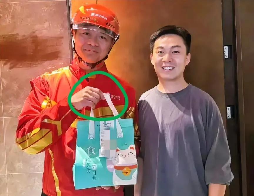 万万没有想到，网友只是点了个外卖
一开门，他人都傻了
赶紧掏出手机求邻居拍下来，