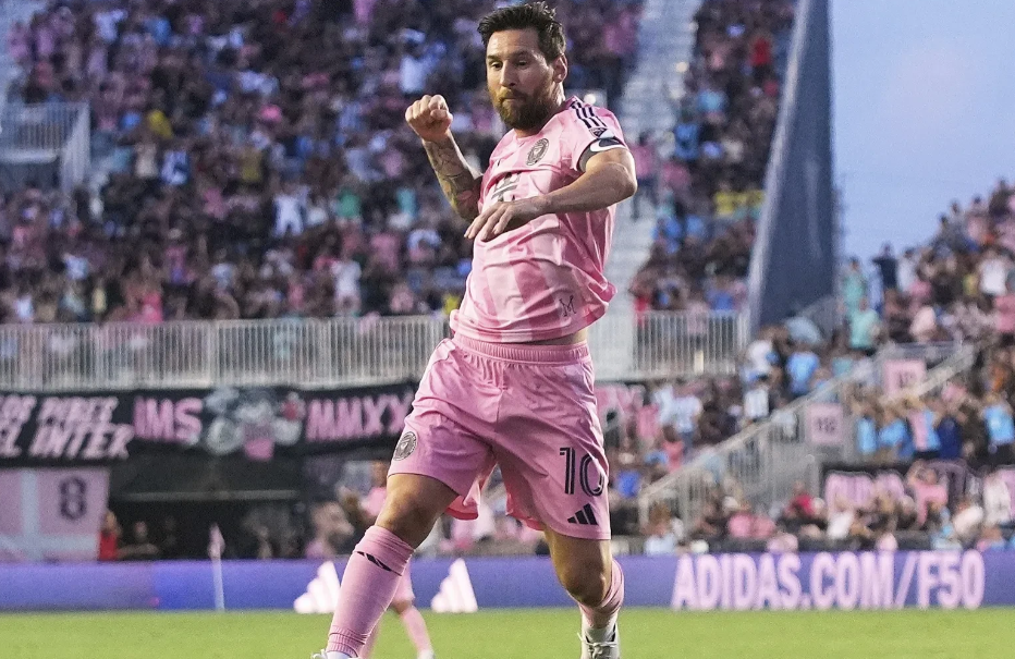 梅西两射一传，以18球独享射手榜第一！近七场比赛六场梅开二度！这样的梅西我怎能不