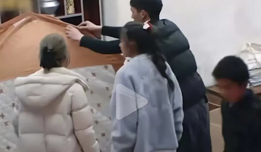 赵露思新综艺操作太抓马了，真人秀里她深入山区体验生活，结果窒息操作连环暴击。放着
