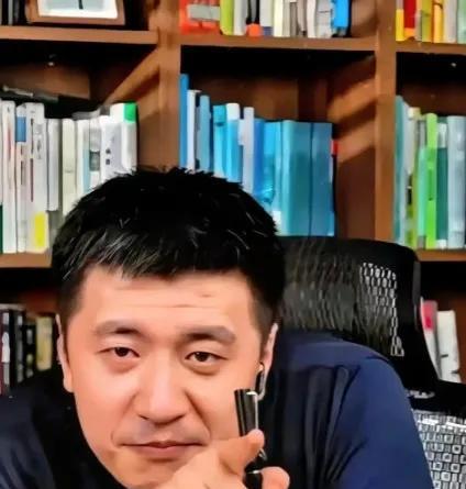 张雪峰撕开信息茧房，为普通家庭点亮军校警校报考之光
在志愿填报的信息迷雾中，张雪