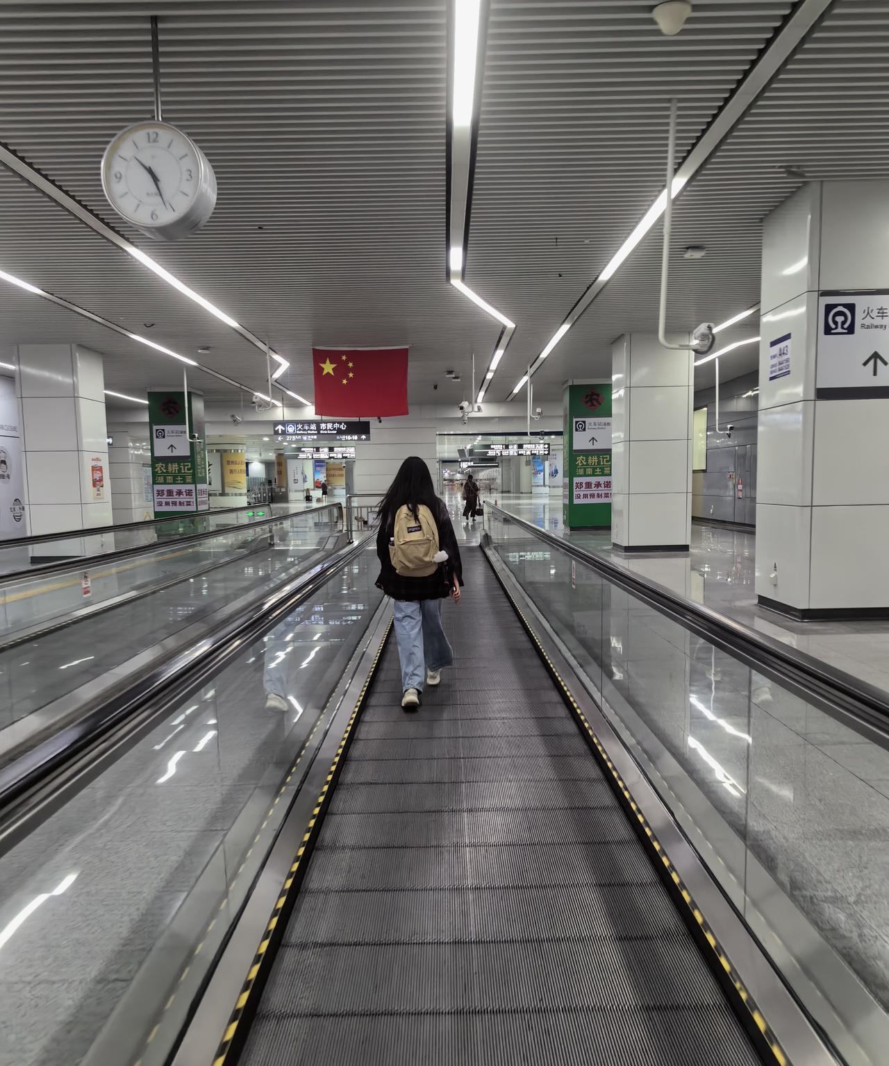 记得福田站刚通车时，我常在里面闲逛，里面有空调，面积又大，中午在里面散步很爽。