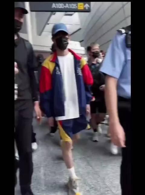 张泽禹今日机场路透被发现疑似脚使不上劲，粉丝对公司维权要求公开伤情检查