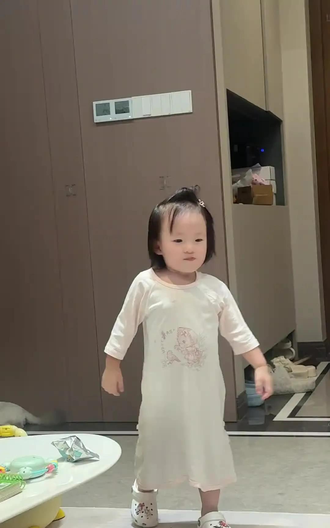 黄一鸣近期因回应怀孕时未公布的争议再次成为舆论焦点，而她此前那句“如果你知道孩子