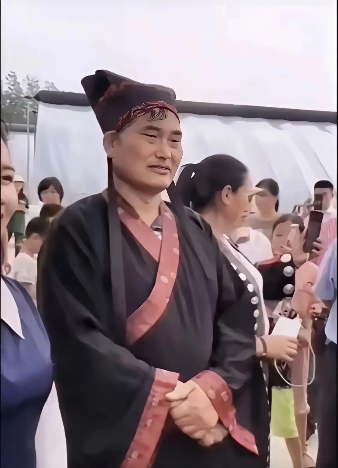 大衣哥这扮相演的是谁啊？
看着好滑稽的样子[捂脸]
