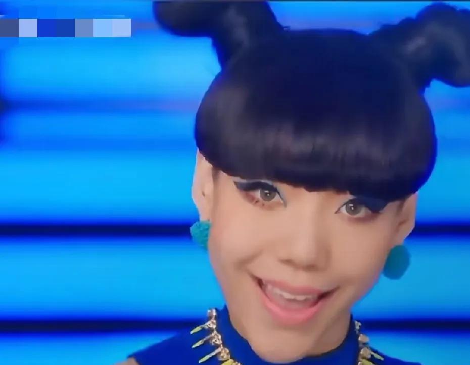 原来吴莫愁和张碧晨也有纠葛。
但转折来得猝不及防。《明日之子》原定嘉宾是她，播出