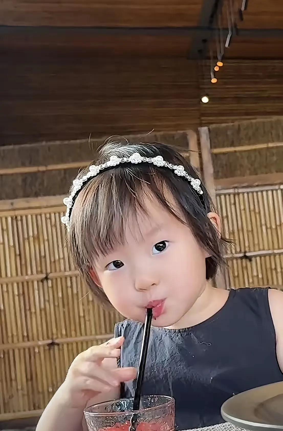 今天我算发现了
闪闪除了长的灵动好看
她还有一个会给她打扮的妈妈
闪闪刚曝光的时