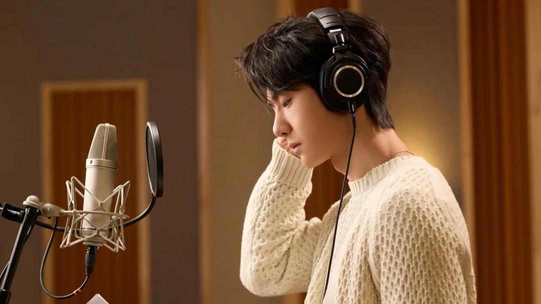 一件开衫，多重气质：今秋做最干净的温柔男生