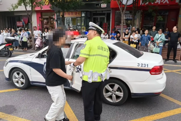 太原：6月23日8时12分，一位考生在十五中考点向正在执勤的迎泽二大队民警求助，