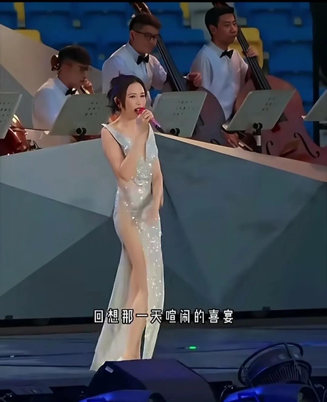 莫文蔚，这又长又细的大长腿看着得有1.3米。