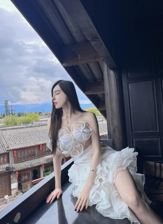 在古风小镇，感受云卷云舒的宁静。