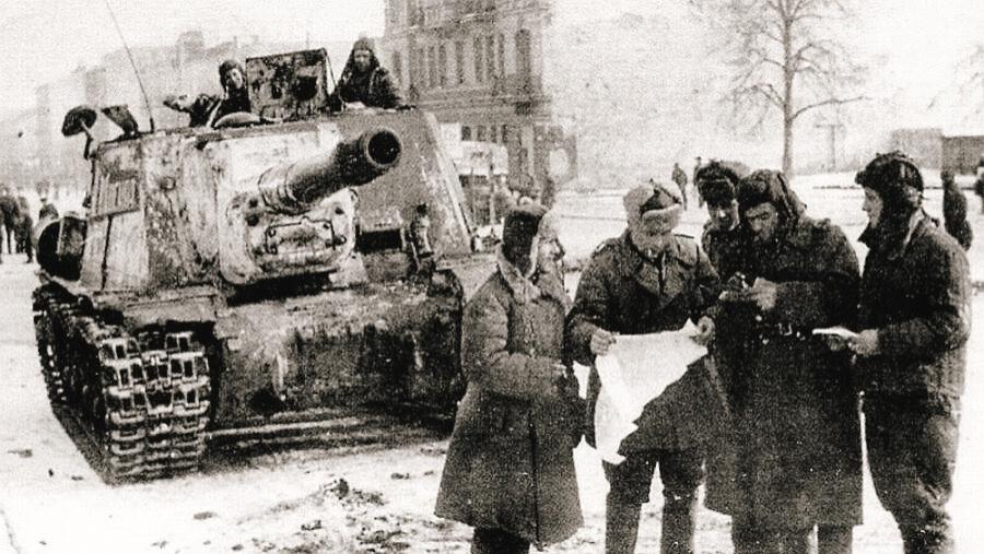 当胜利合影被锁进保密抽屉，笑脸也成了国家机密