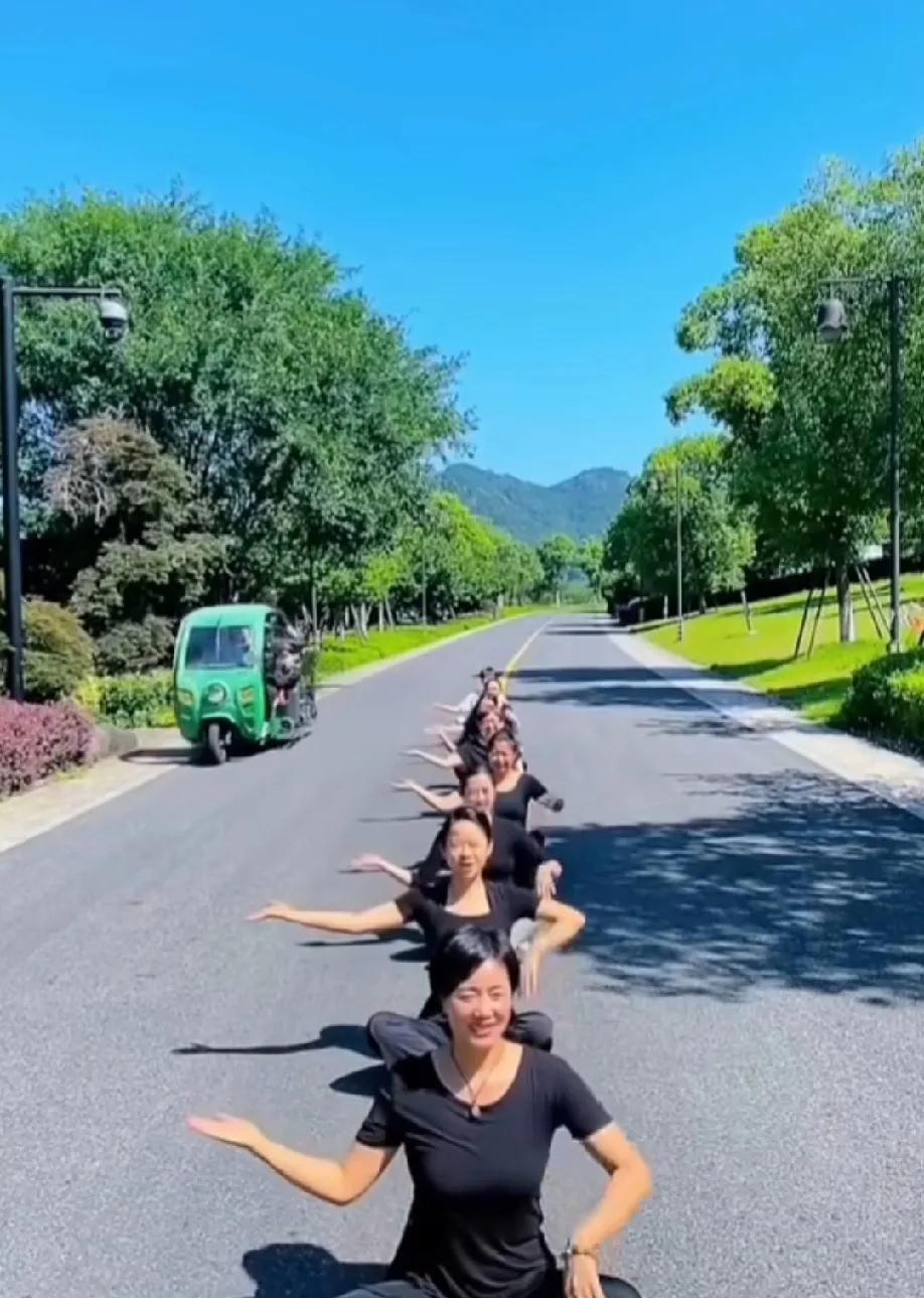 马路中间干这事？这算不算自己网爆自己？影响交通危害生命，还能笑的那么开心！
居然
