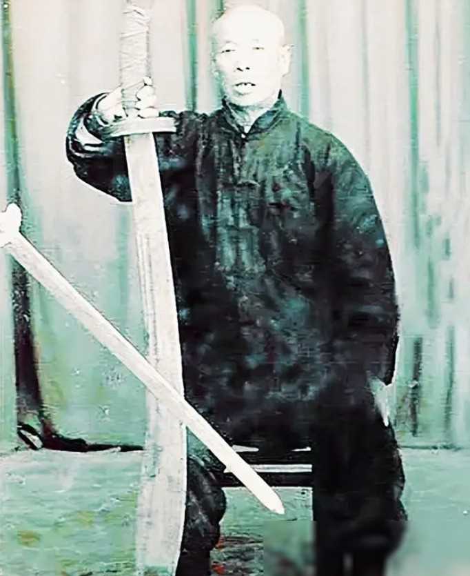 944年，日军抓来34个女子，让一个77岁的病老汉看守，老汉点头答应，突然，趁日