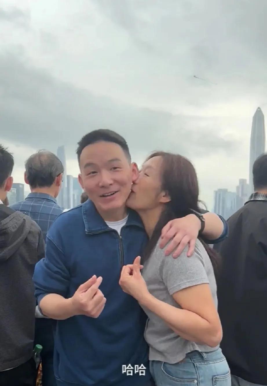 我想过谢浩男这次回来是为了谢岳
也想过他可能是为了让妹妹不要再哭
但是我忽略了一