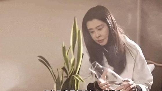 王祖贤退圈开艾灸馆，禅意人生引热议，网友：女神活成了自己！