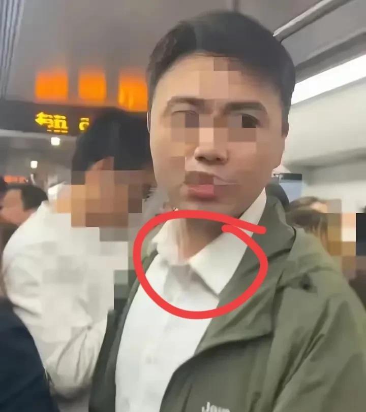 上海地铁“射手男”
给所有已婚男性狠狠的上了一课
男人出门在外一定要管好自己裤子