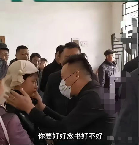 一个可怜的男孩，只有13岁。因为父母离婚，母亲改嫁了，爷爷奶奶都去世了，这个男孩