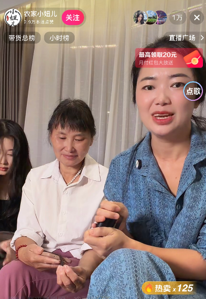 小妞今天去温州找自己的妈妈了，希望妈妈能管管自己的弟弟小二娃。看着小二娃妈妈慈眉