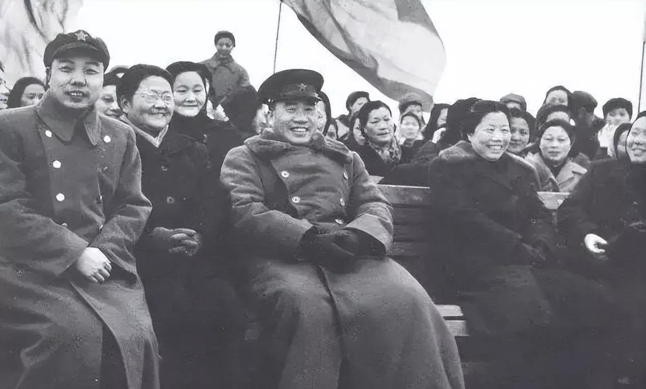 1952年3月8日，肖华、朱德、邓颖超、李伯钊等在一起，观看女飞行员飞行表演，笑