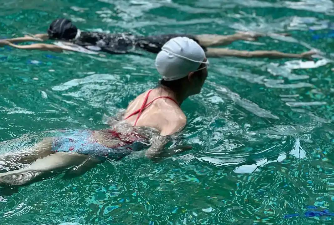 “游泳减肥！？”浙江海宁，一女子去游泳馆游了几次泳，4天时间瘦了8斤，女子感觉不