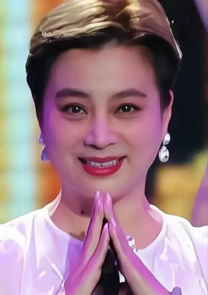 李玲玉唱的歌，真是甜腻了！她演唱的那首《粉红色的回忆》，能让多情的男女如醉如痴！