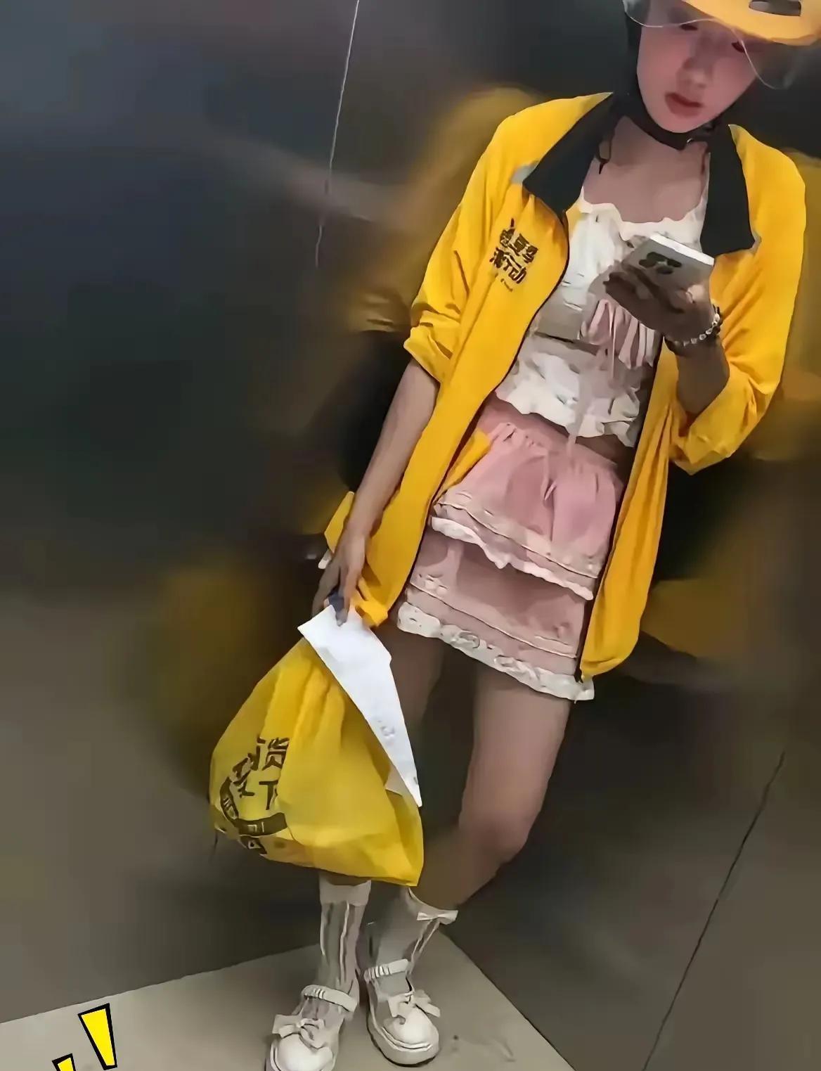 努力生活的模样最美，你遇见过美女外卖员吗？
今天在电梯里遇到了一位外卖员小姐姐，
