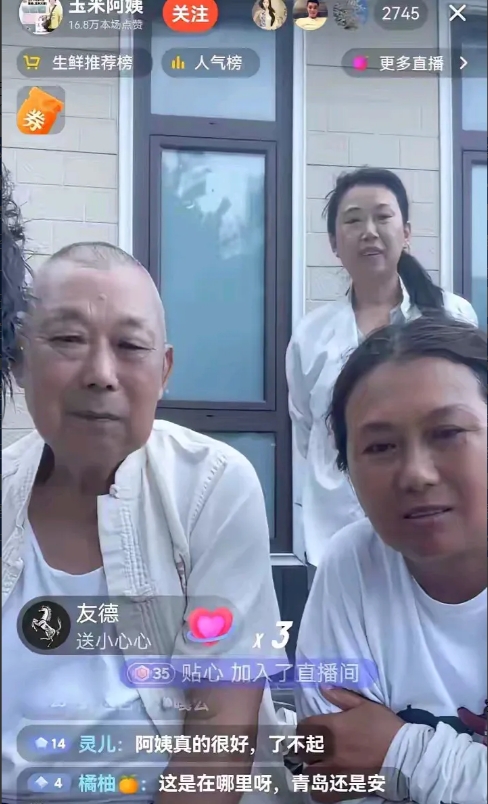 玉米大姐的父亲从老家安徽赶过来看女儿。82岁的人了，看起来身体很硬朗。陪着老人家