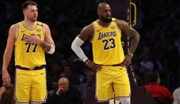 东詹都是联盟顶级持球大核
但篮球只有一个
湖人教练组给出解决方法：老詹打无球
但