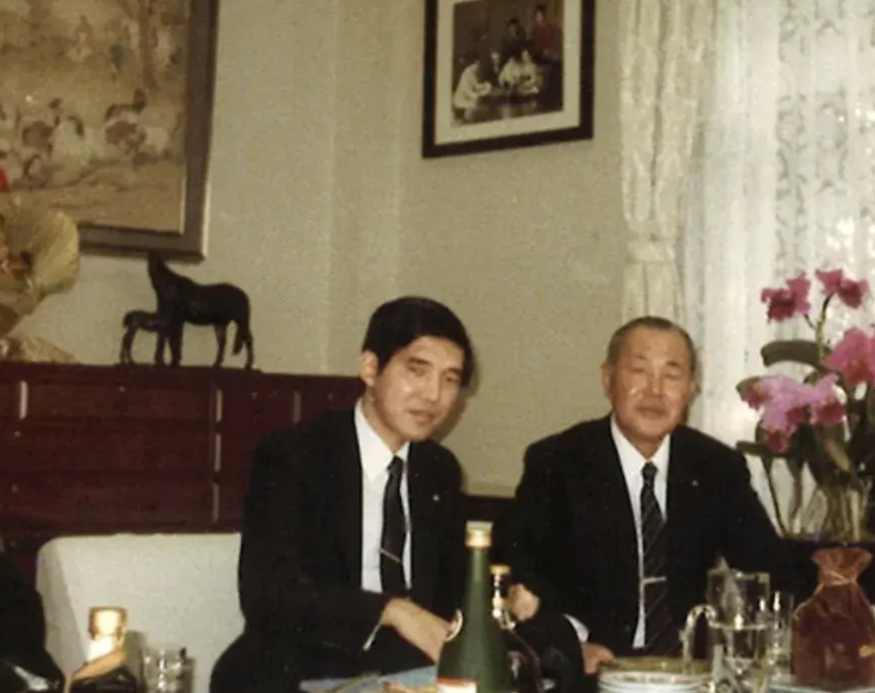 图为上世纪八十年代，年轻的石破茂（左）去拜访日本前首相田中角荣。当时的田中角荣陷