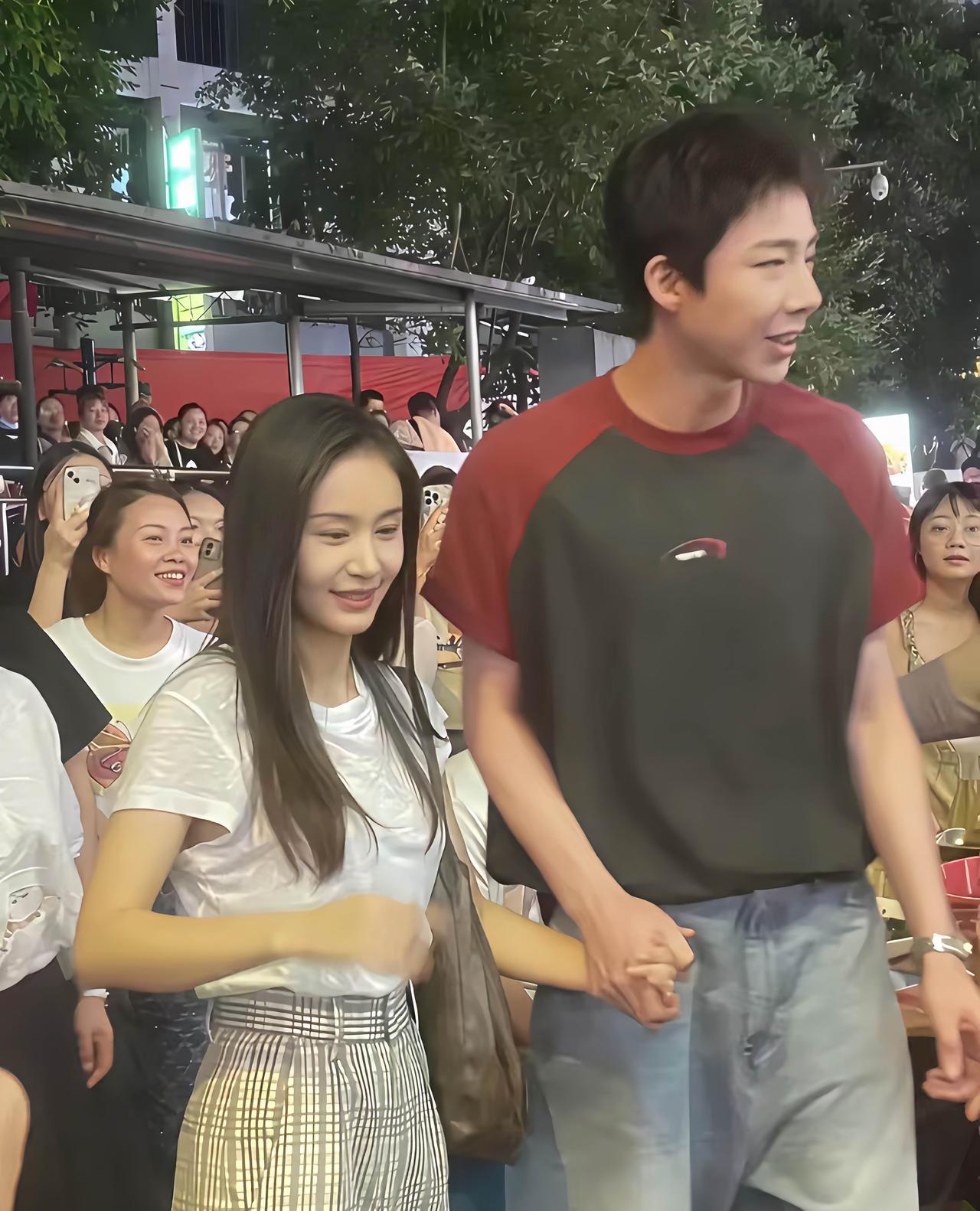 刘宇宁这大高个牵着王子文手的画面，好萌的身高差啊。
王子文的气场一直很足，这次也