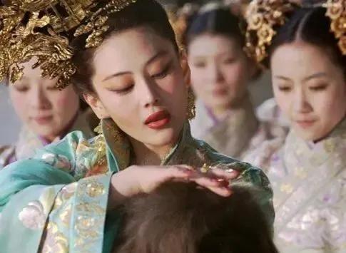 1626年，朱由校莫名想起了李成妃，召来她侍寝。次日，魏忠贤便将李成妃幽禁了起来