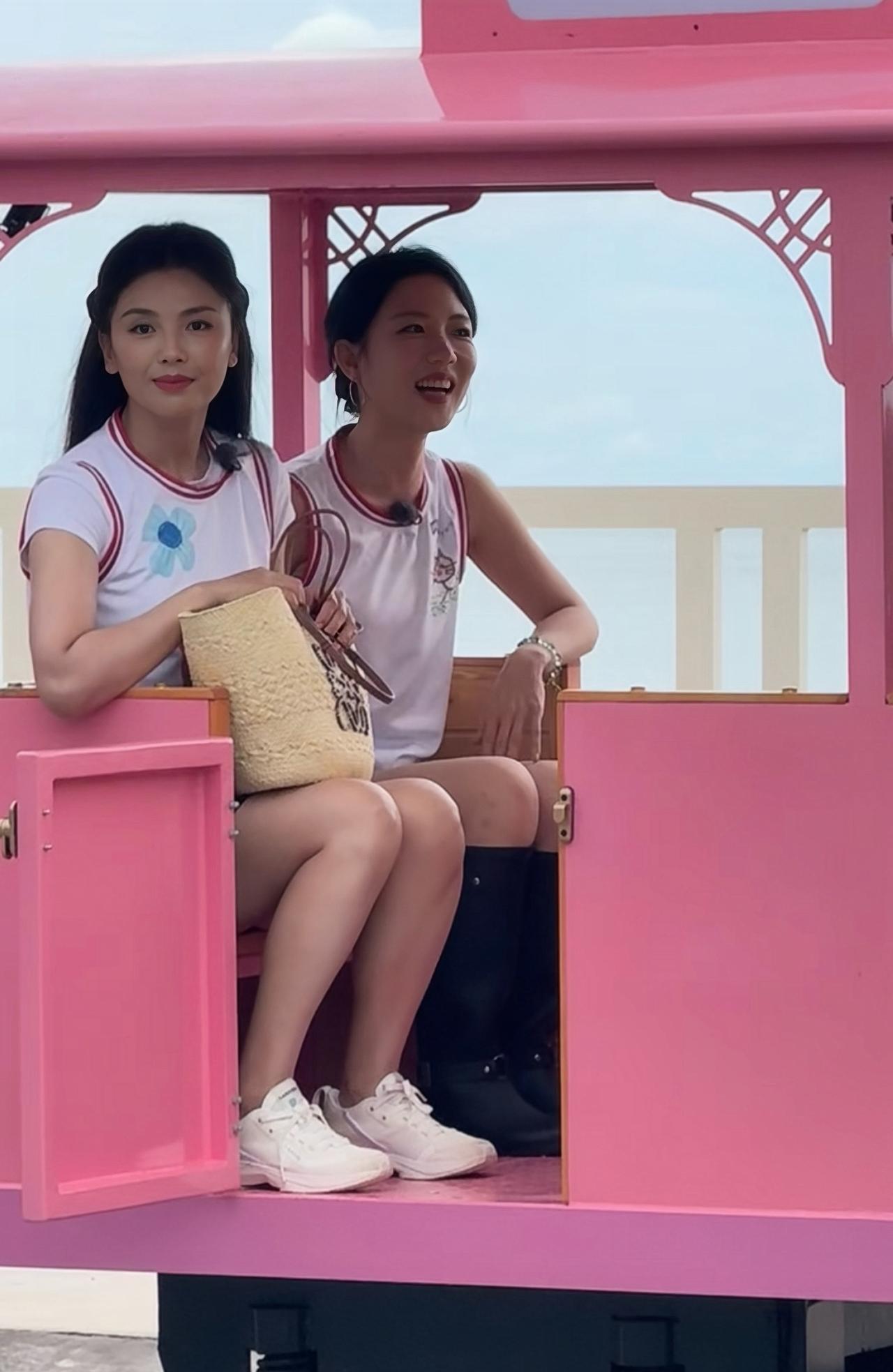 近日，刘涛在海南三亚综艺拍摄，她和另外一名美女坐在一起的画面。
47岁的刘涛坐在