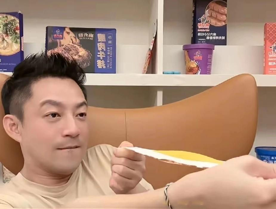 #我的宝藏兴趣#
咱就说汪小菲是不是挑事的人吧。
回湾湾陪孩子就陪孩子呗他却拿着