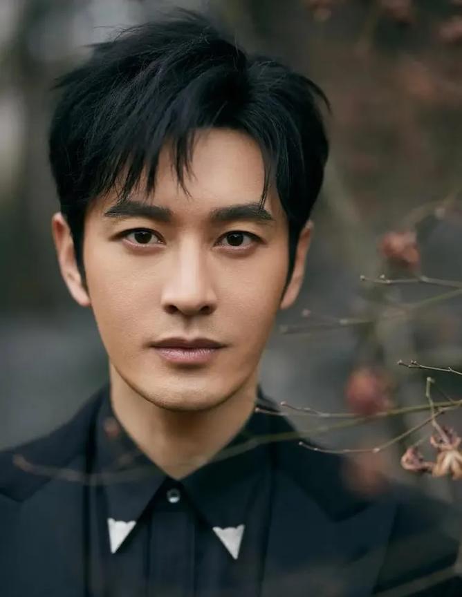 黄晓明怕了
他不得不承认，
自己在某些方面比不上那尔那茜。
那尔那茜将上戏推上风