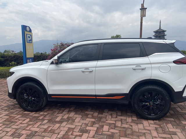 吉利博越x四年的车换了电瓶
而且车机经常没有网。手机app也不能操作，什么功能都