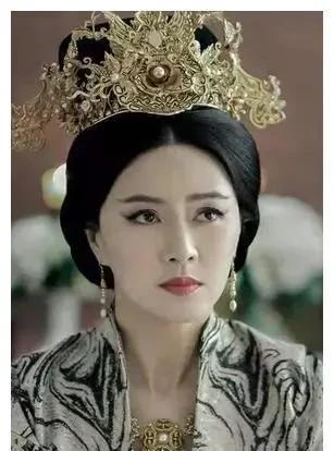 公元300年，齐王司马冏等人带着大批士兵冲入内宫，贾南风骂道：“拴狗当拴颈，我反