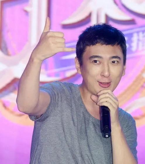 网友爆料王思聪大概率不会回国了，
不是因为自己公司倒闭了欠了20亿，
也不是老爸