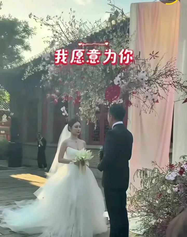 婚礼现场，马筱梅哭了，她的妈妈也哭了。
马筱梅妈妈牵着马筱梅，把她交给汪小菲，看
