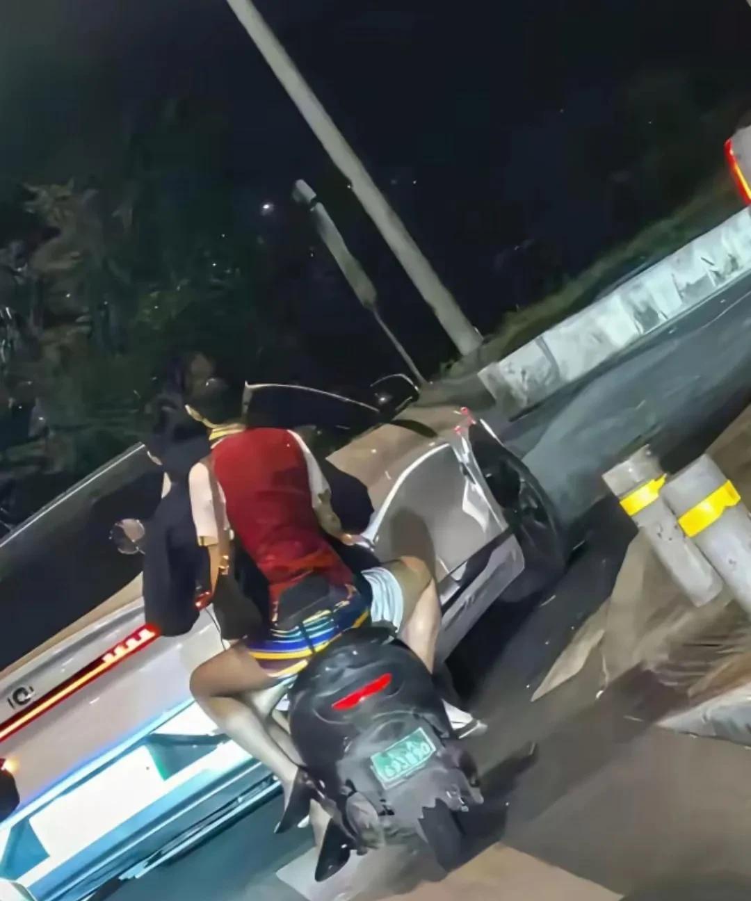 “这就是人们羡慕的爱情吧”！昨天晚上出门散步，看到一对情侣，那场景真是太让人羡慕