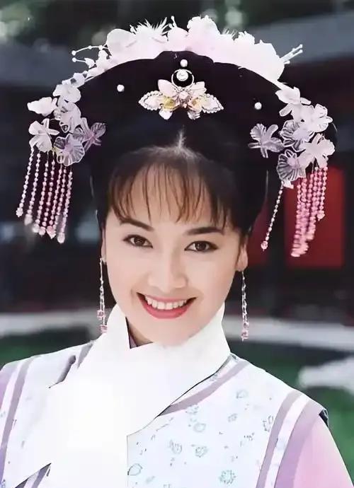 左小青家庭成员的相关信息如下：
左小青的父亲是左汉中。他是一位才华横溢的美术大师