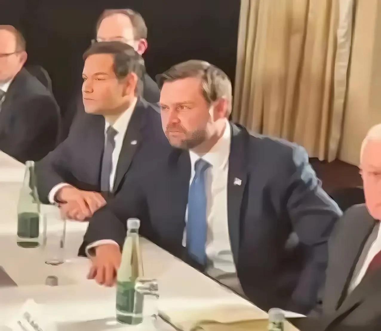 卢比奥说:美国欢迎中国崛起，但要符合规矩。什么意思？
意思就是按照美国的意思办就