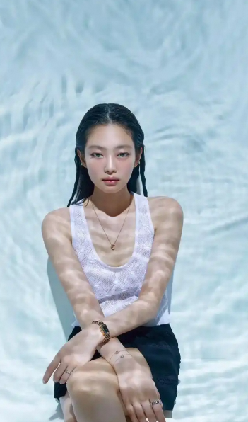 Jennie新时尚画报尺度大突破 上半身仅遮两点超大胆