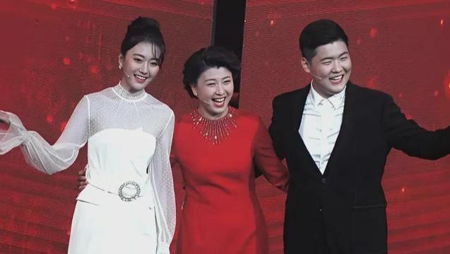 闫学晶口无遮拦引连锁反应：代言商索赔千万，儿子学历儿媳工作被扒，全家遭反噬