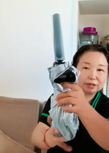 杜大娘今天终于晒出了大伞！
大娘中午不吃饭，跑出来卖货，
许多星星们都在忙着吃饭