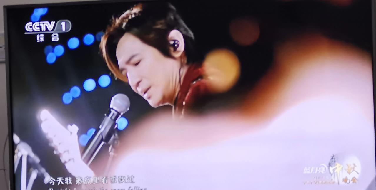 央视中秋晚会上，叶世荣唱响《海阔天空》，瞬间勾起青春回忆。黄家驹离世后，黄贯中和