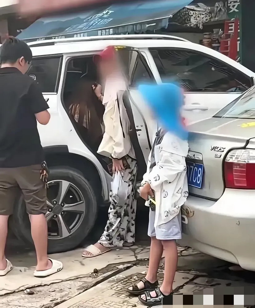 广西南宁原配抓小三后续来了！
该事件后续如下：原配表示不再碰门窗行业，打算专心带