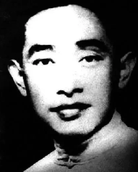 1928年，梅大栋被捕入狱，敌人为了羞辱他，故意把他跟偷牛贼关在一起，谁知偷牛贼