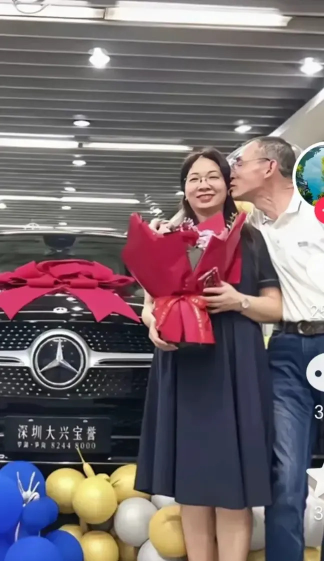 谢浩南妈妈和浩南很像











不敢相信，谢浩南和他妈妈居然长得像一
